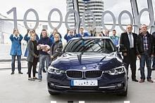 Fahrschullehrer Xaver Bittl (re.) holt den zehnmillionsten Dreier nach Eichstätt ab. Foto: BMW/dpp-AutoReporter